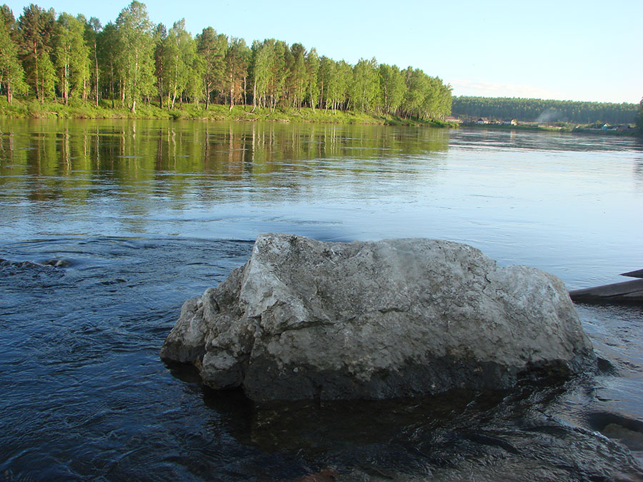Река Агул, большой камень